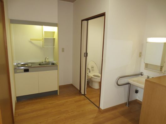 2人部屋のキッチン、トイレ、洗面台