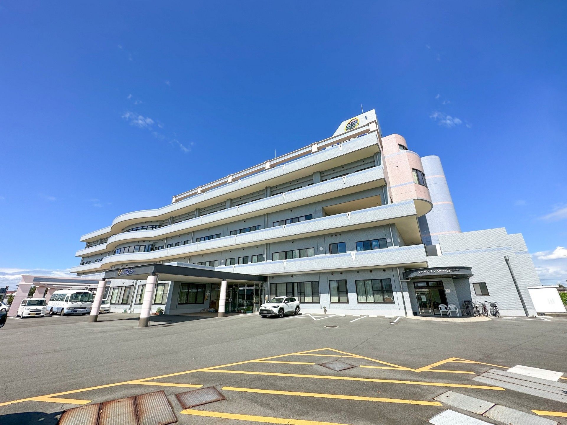 広く停めやすい駐車場