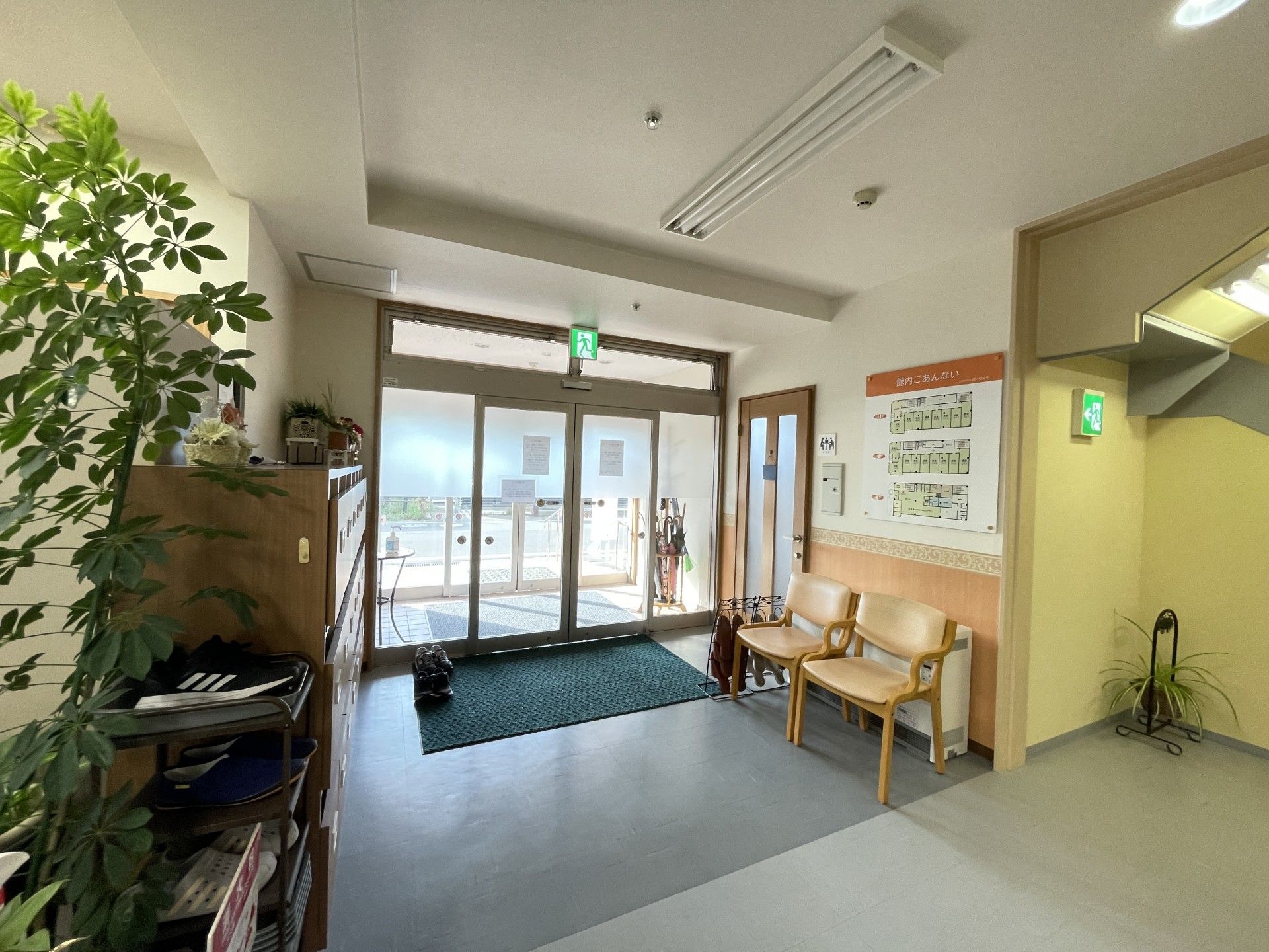 明るく開放的なエントランス