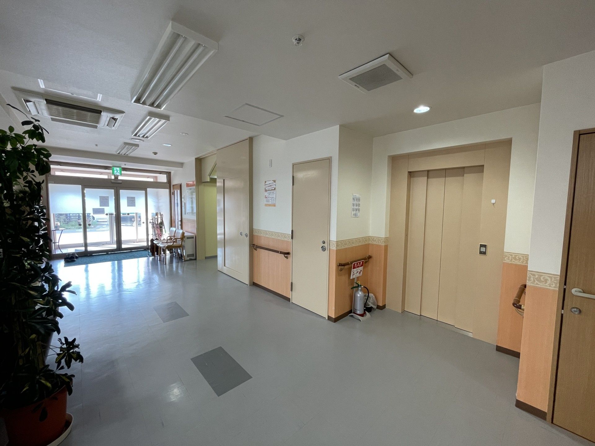 明るい廊下と出入口