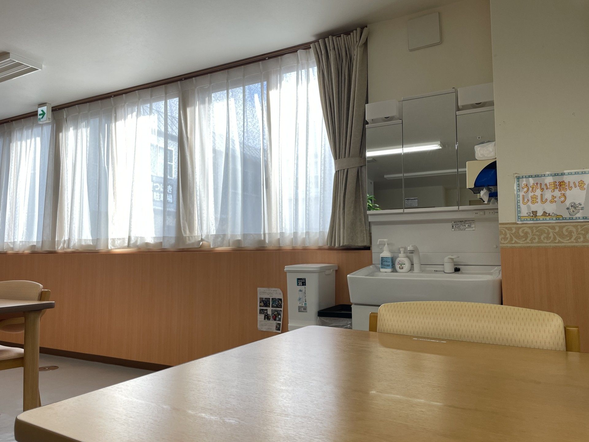 明るい居間の一角