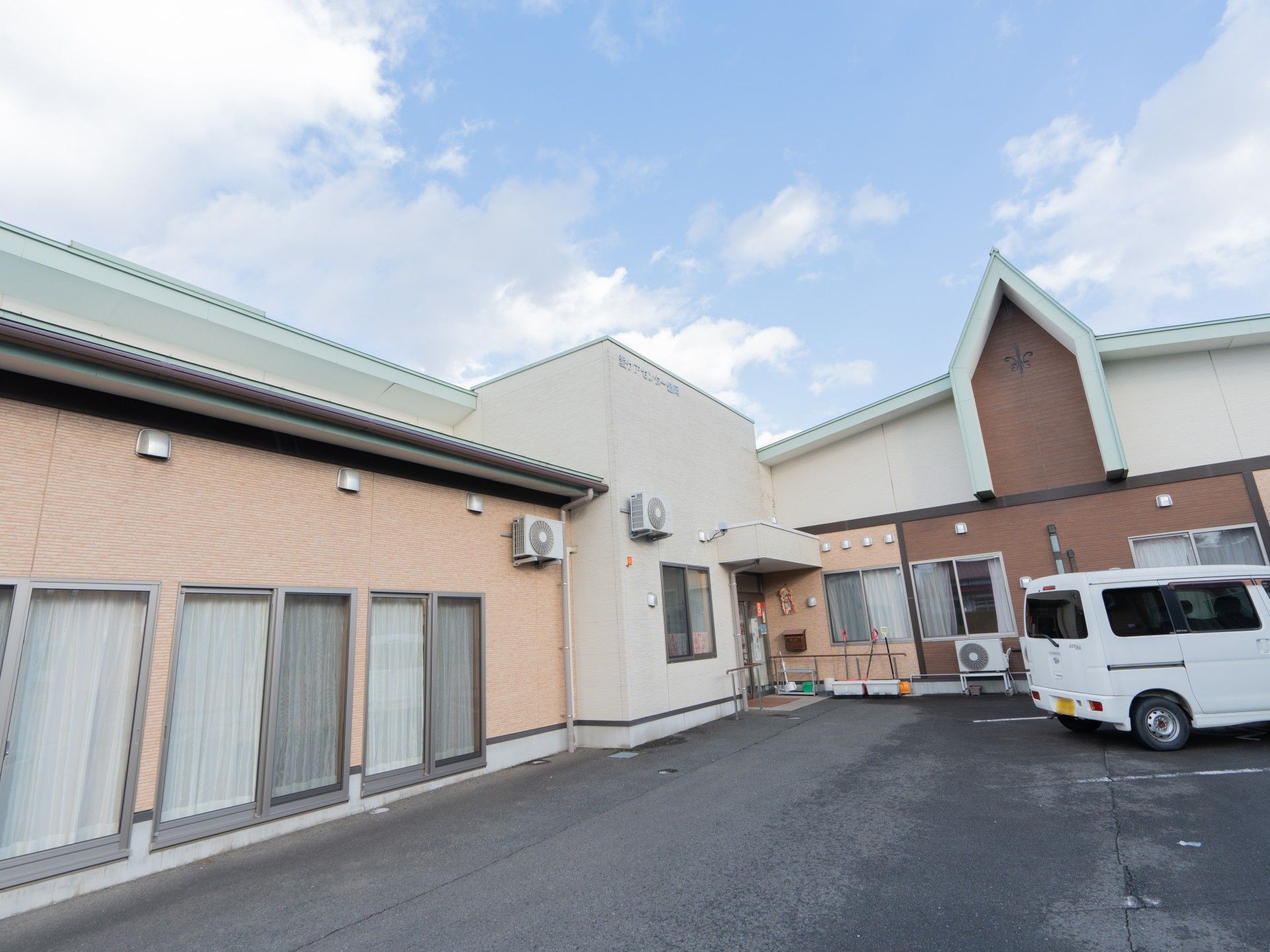 広い駐車場のある建物