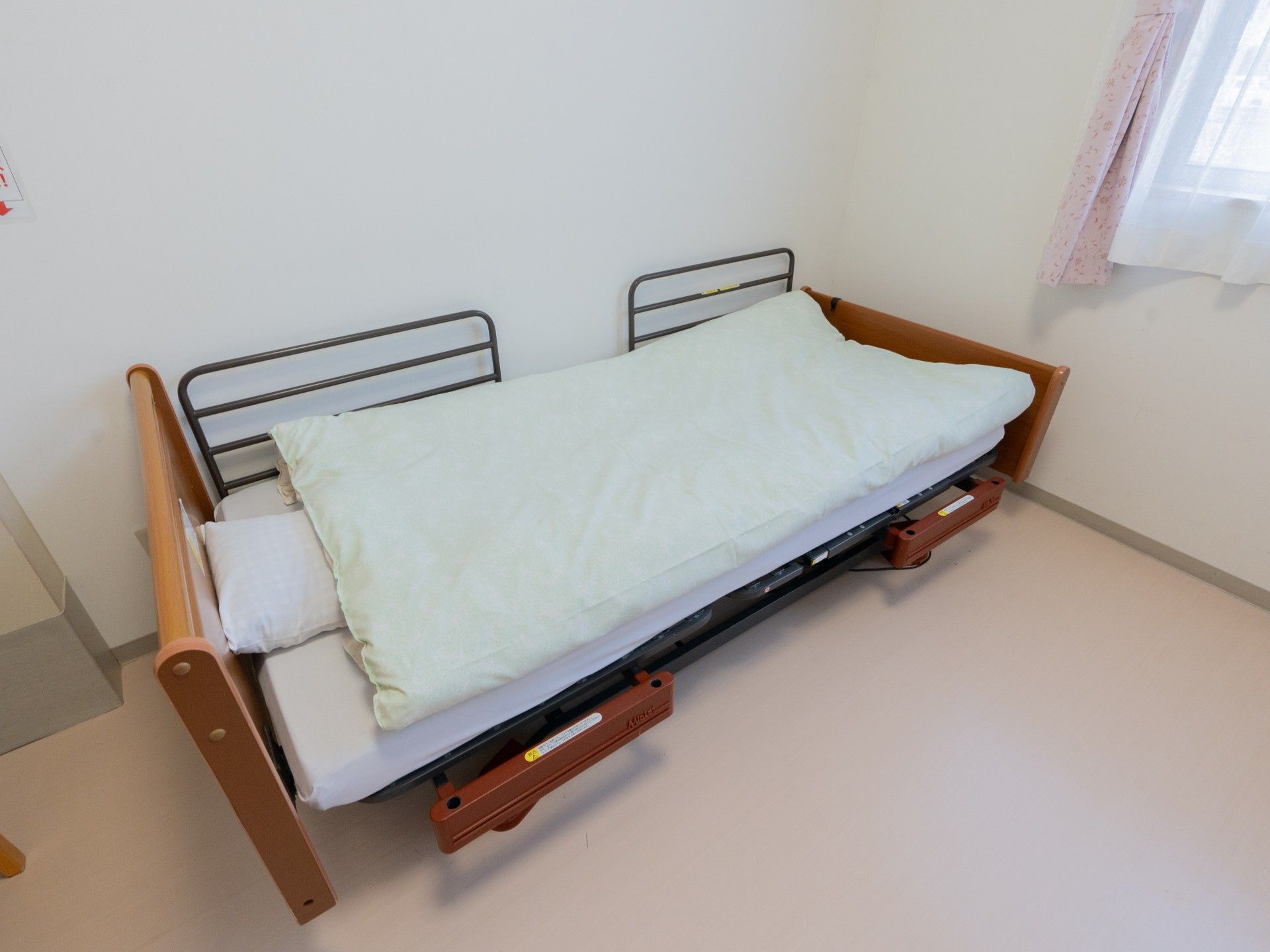 シンプルなベッドの部屋