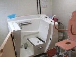 浴槽型の機械は浴槽の一面がドアとなっていて開け閉めをすることができる。そばにはリフトがある。