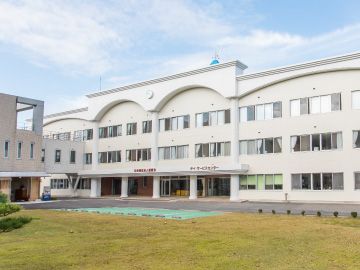 広々とした施設の外観