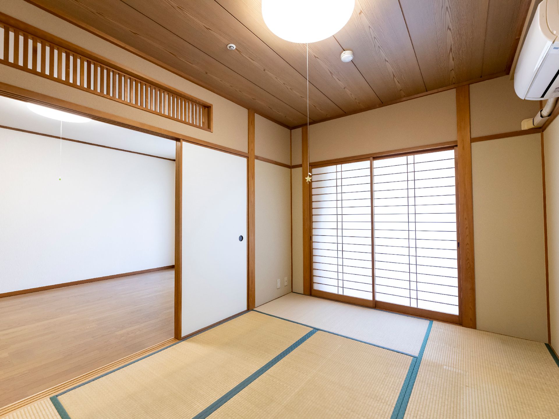 エアコンと障子がある和室