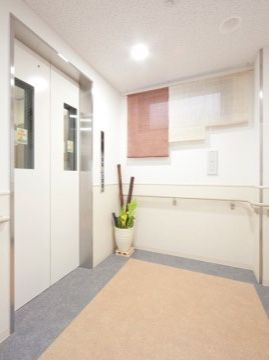 グランデかずほのエレベーター。車いすが乗り込める広い空間になっている。