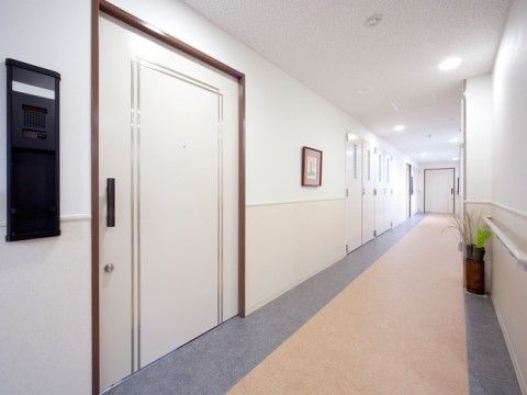 グランデかずほの廊下。清掃のいきとどいた気持ちの良いスペースになっている。