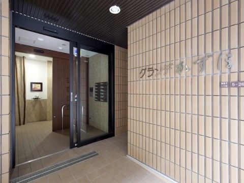 グランデかずほのエントランス。車いすのまま入れる仕様になっている。