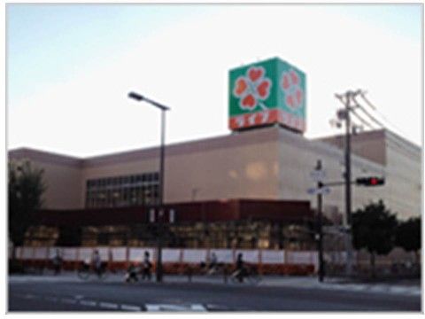 グランデかずほの周辺環境。ちょっとした買い物に便利なスーパーを完備している。