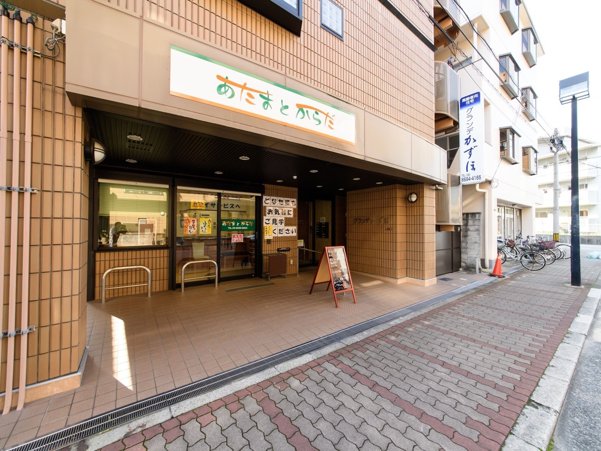 グランデかずほの外観。マンションタイプの施設で快適な生活を送れる。