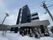 雪に囲まれた建物の外観