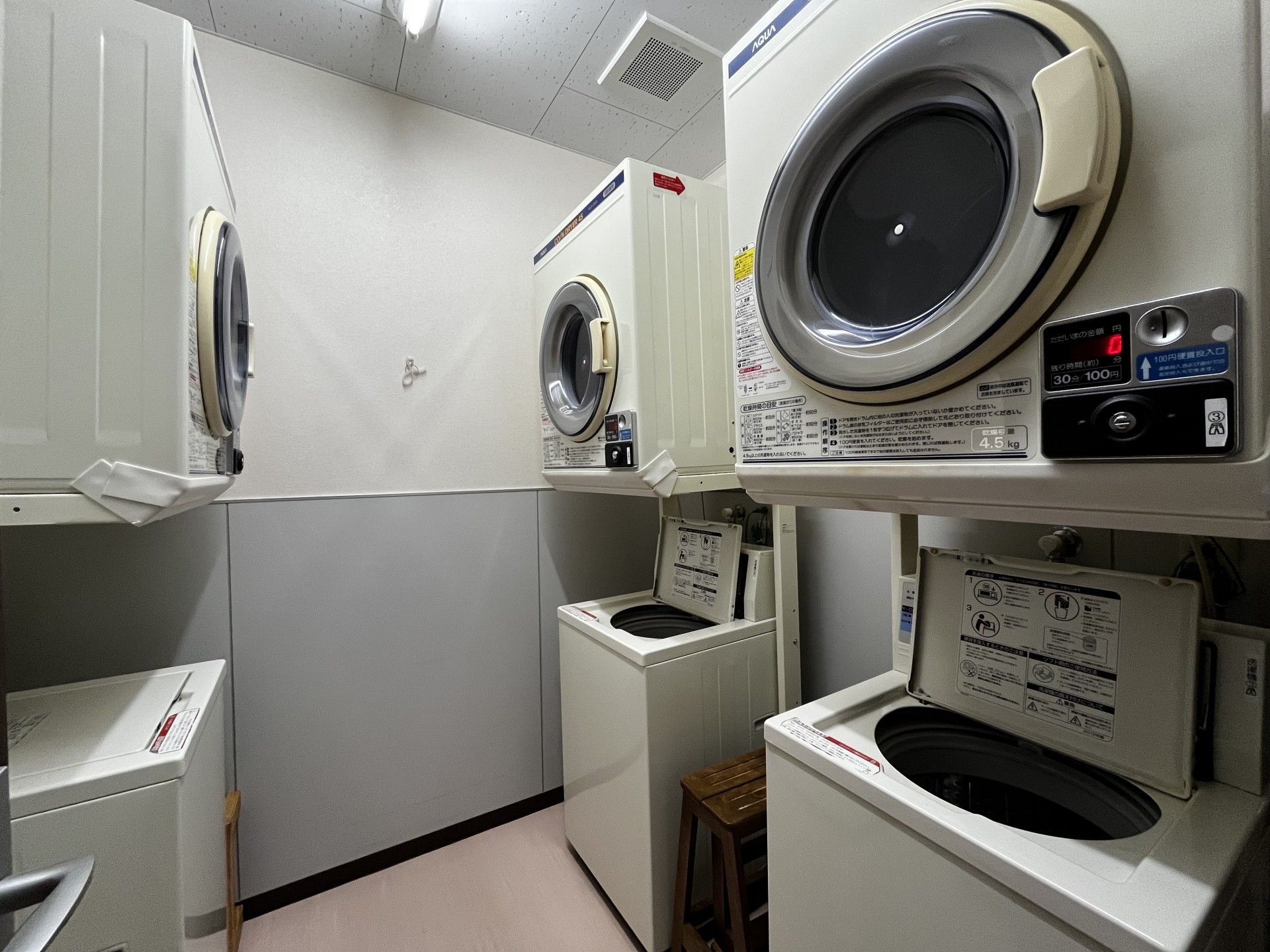 洗濯機が並ぶ部屋
