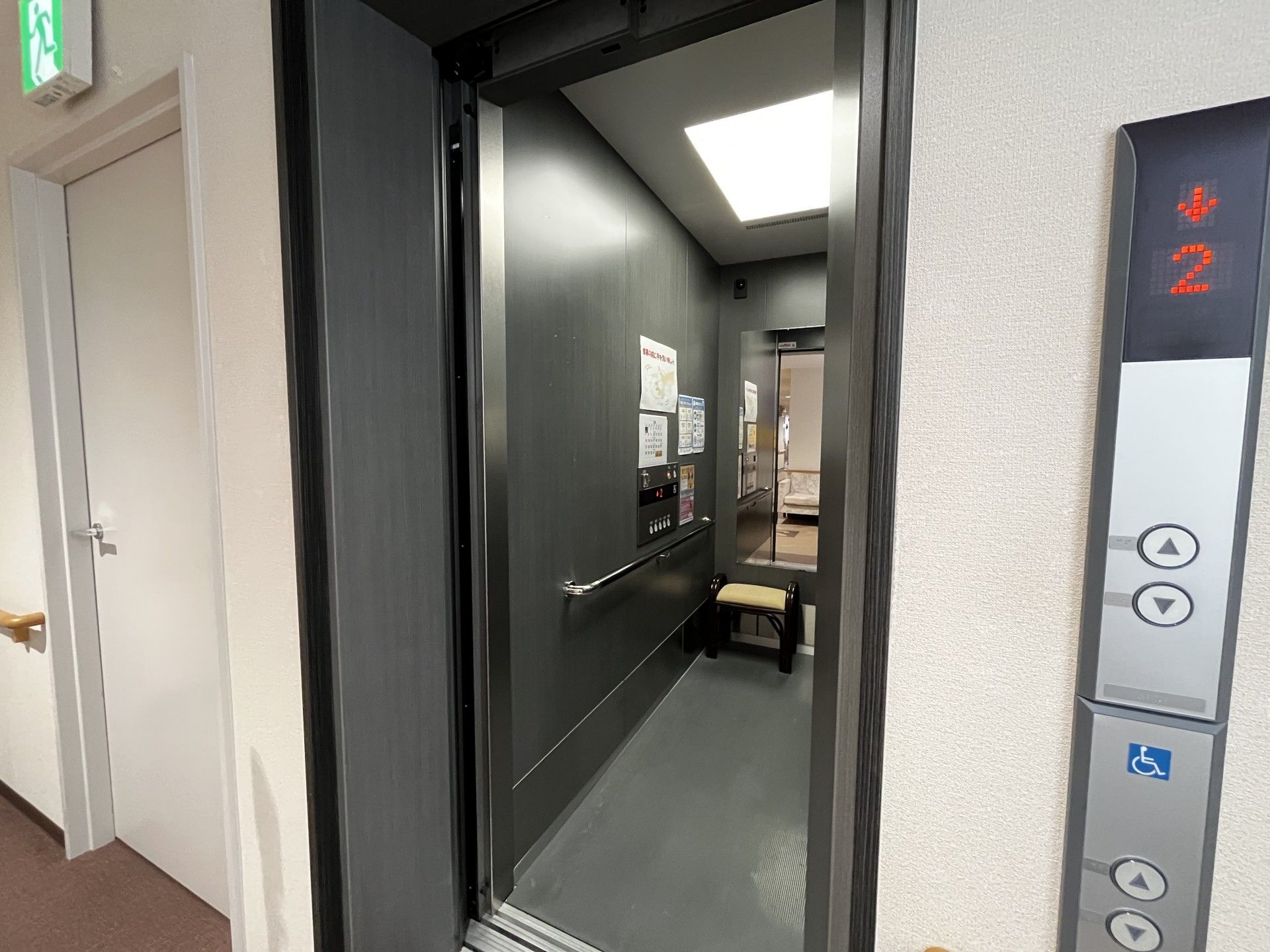広いエレベーター内