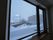 雪景色が見える窓辺