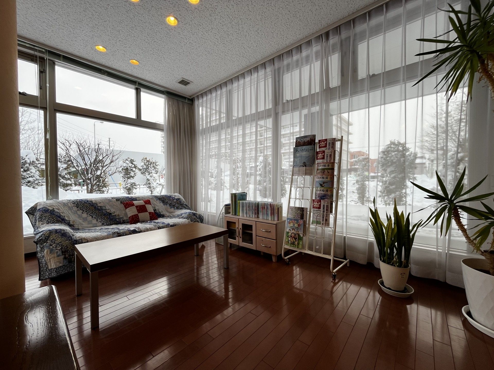 窓際のくつろぎスペース