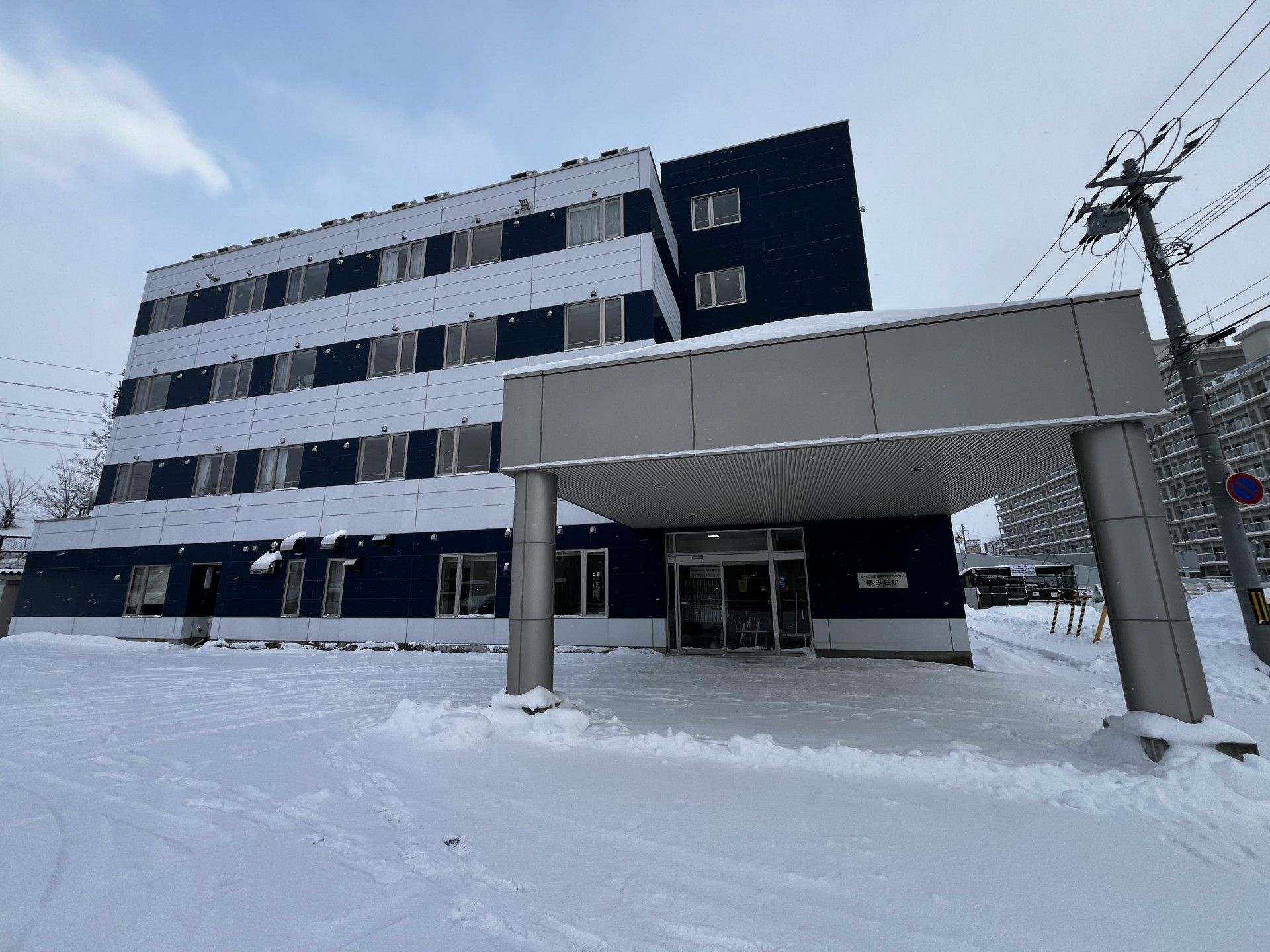 雪に囲まれた建物の外観