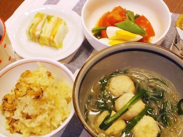 漬物や肉類、サラダなどがそろった施設内で出されるメニューの一例