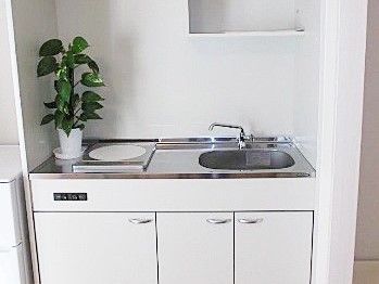 部屋についている設備の一つミニキッチン。IHタイプの小さなものがついている