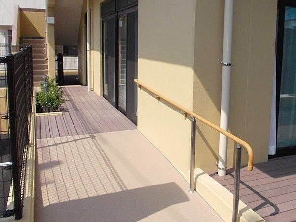 エントランスのスロープの様子。車いす用の段差がない道の写真