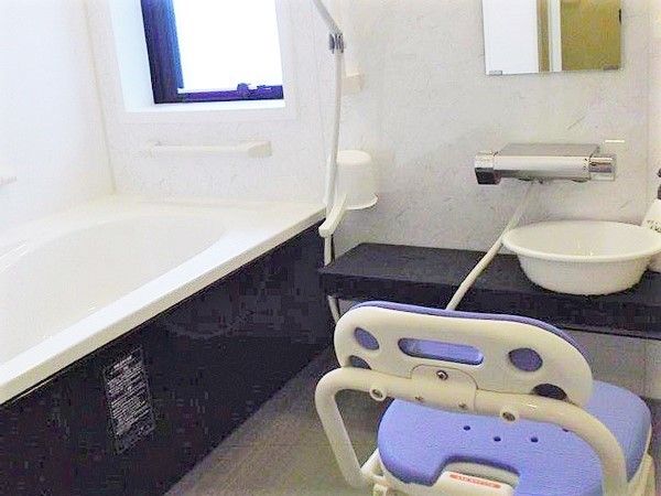 施設内の個別浴室の様子。シャワーチェアと一般的な浴槽が写っている