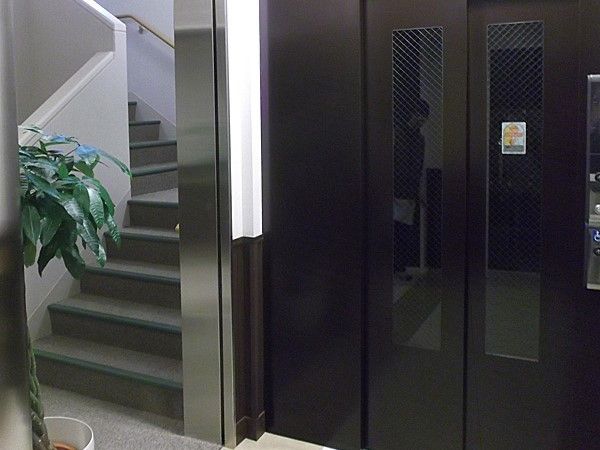 エレベーターホールを写したもの。左側にらせん状の階段がある