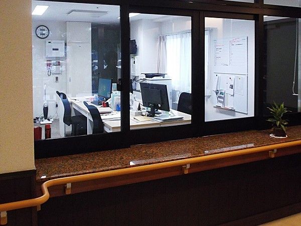 入り口付近にあるスタッフステーションの様子。スタッフが使う機器類が並んでいる部屋