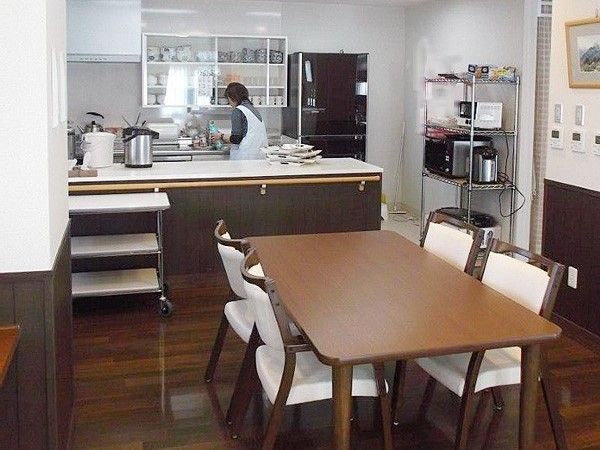 対面カウンター式の小さなキッチンスペースの様子。家庭用サイズのキッチンカウンター