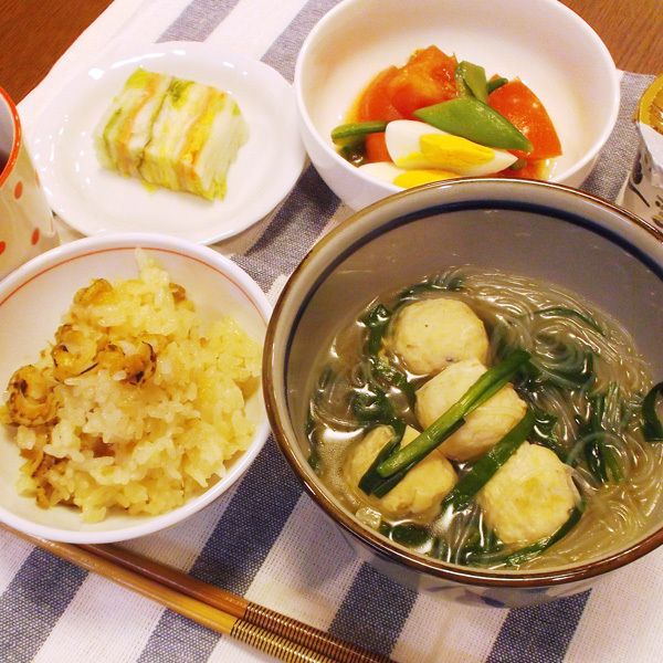 炊き込みご飯と春雨スープとサラダのセット