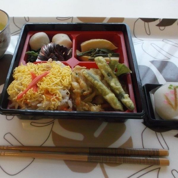 ちらし寿司と天ぷらの盛り合わせと野菜の煮物の入った弁当