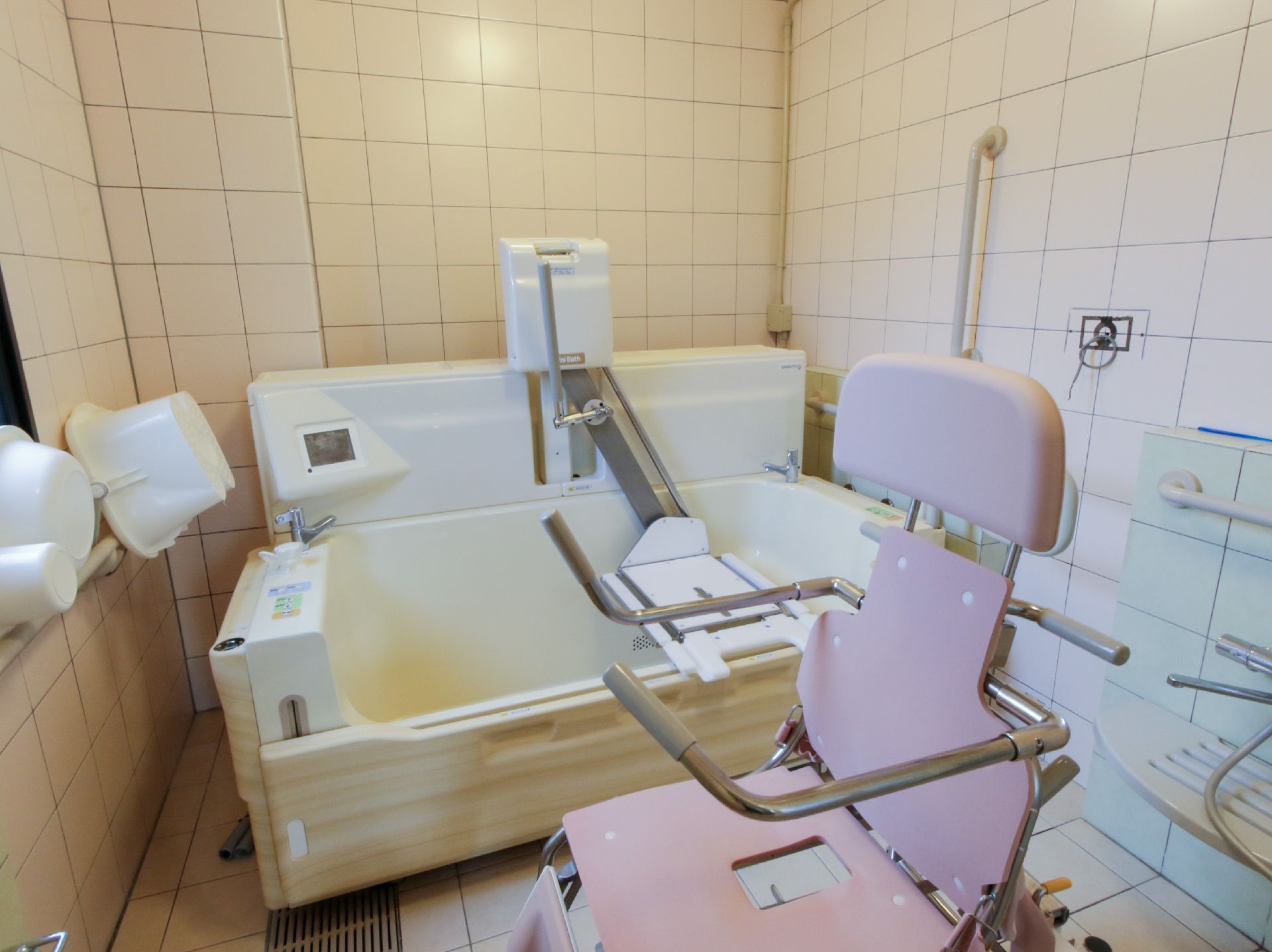 転倒防止の手すりが取り付けられた浴室