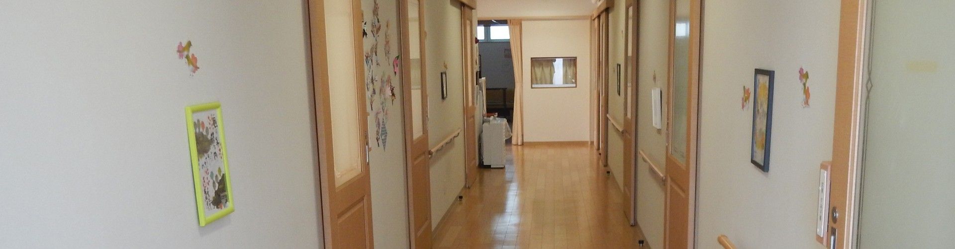 明るい廊下の風景