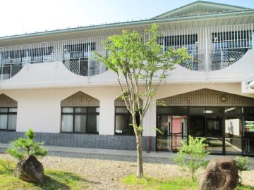 明るい外観の建物