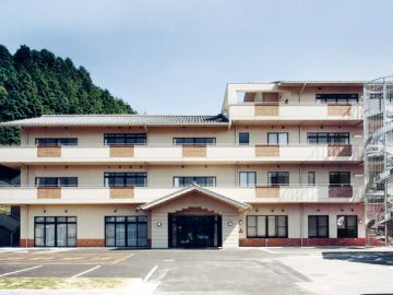 明るい外観の建物