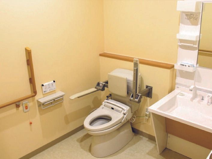 手すりがついた介護仕様のトイレの様子。施設内に用意されているトイレ