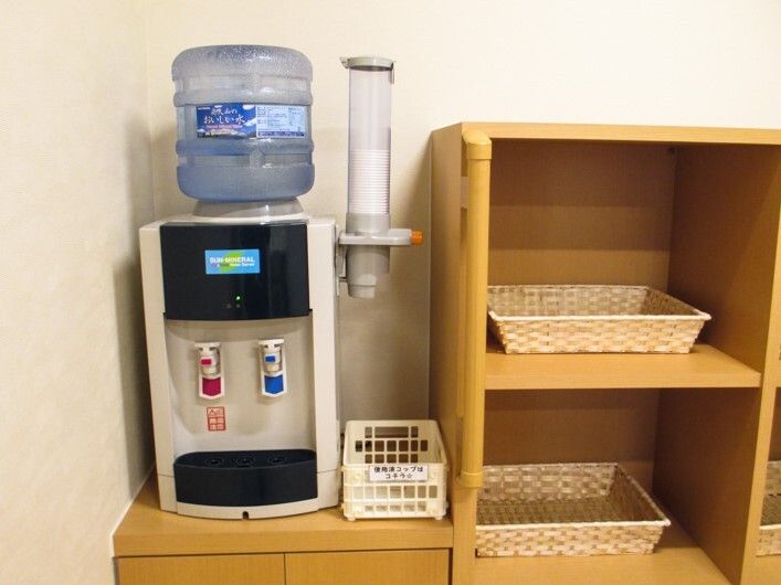 施設内に用意されている設備の写真。浄水器が置いてある共有スペース