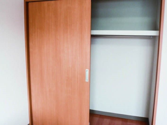 施設の居室に備えられているクローゼットの様子。施設内の設備の写真