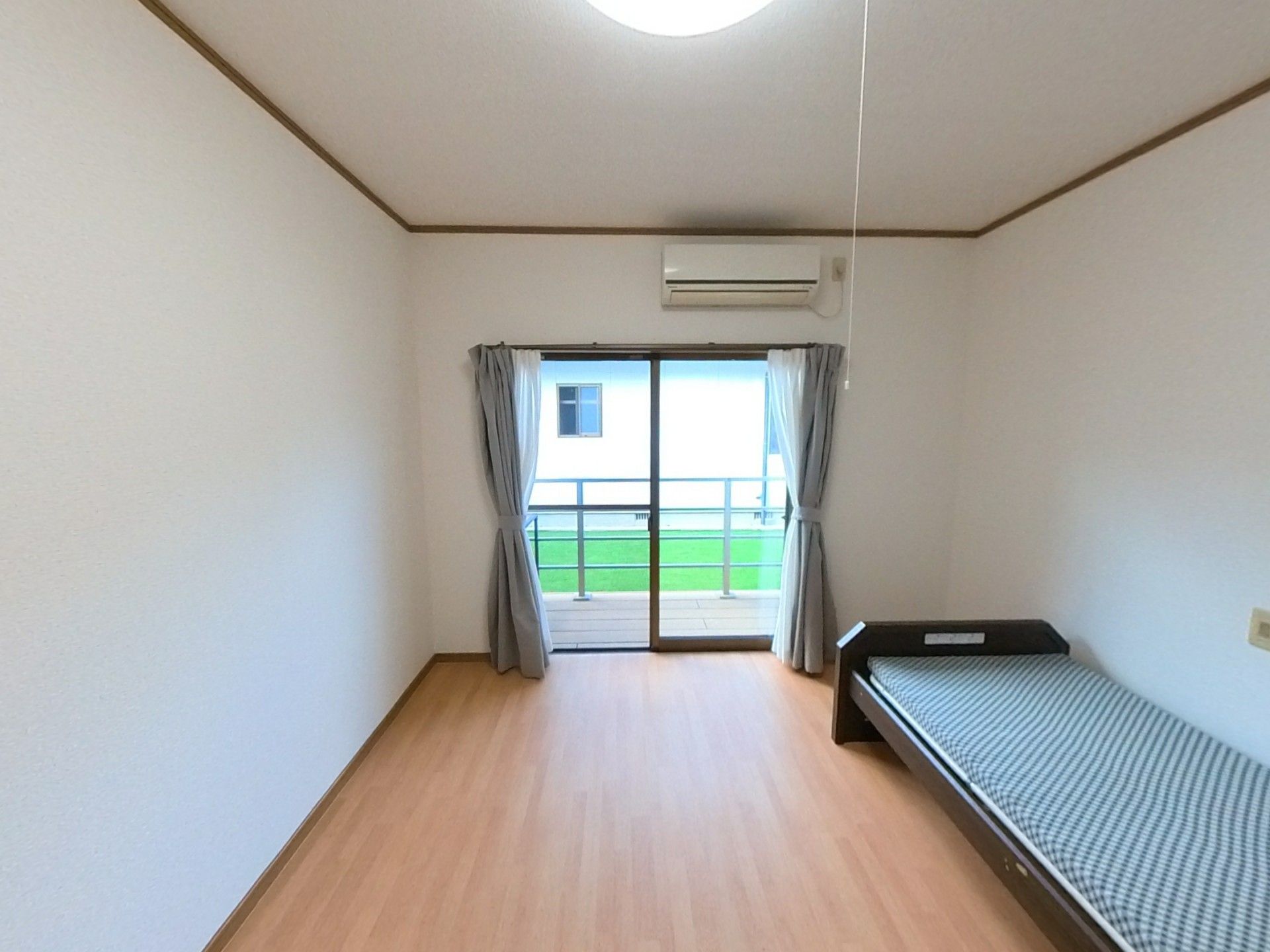 明るい個室の居室