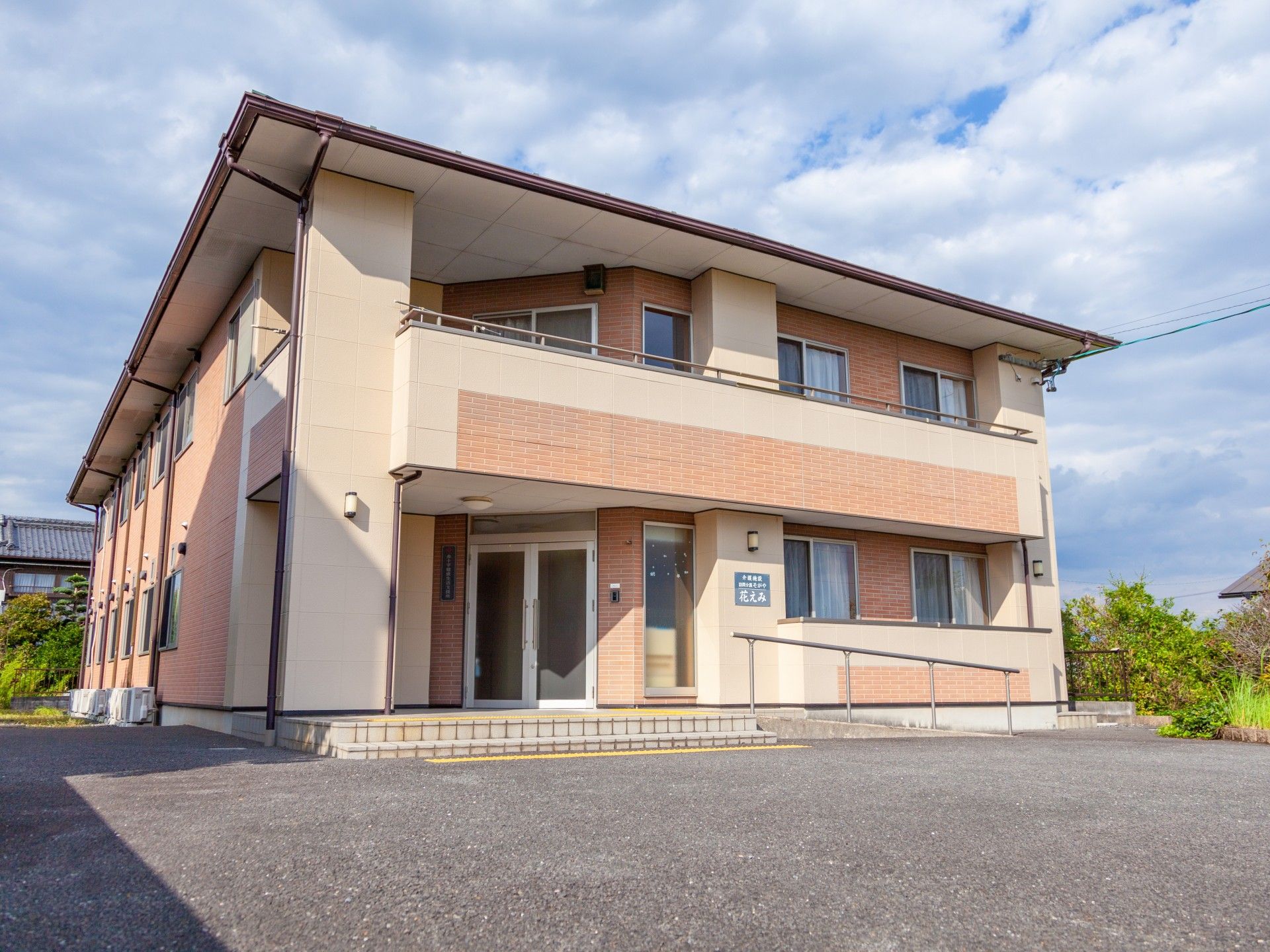 2階建てのレンガ上の建物