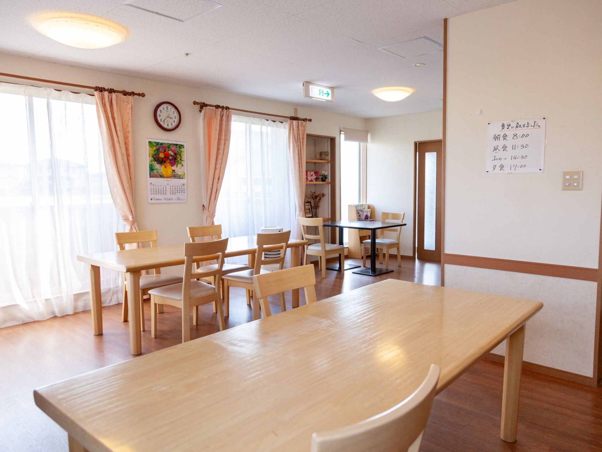 1日の食事の時間表が壁に貼られている