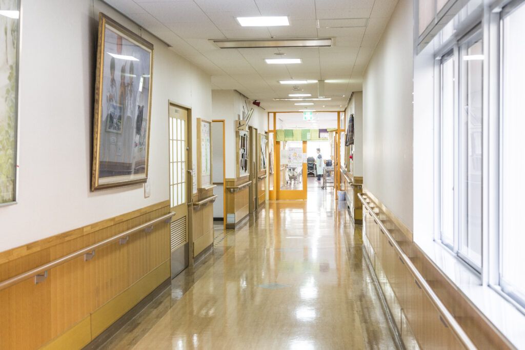 廊下の明るい施設風景