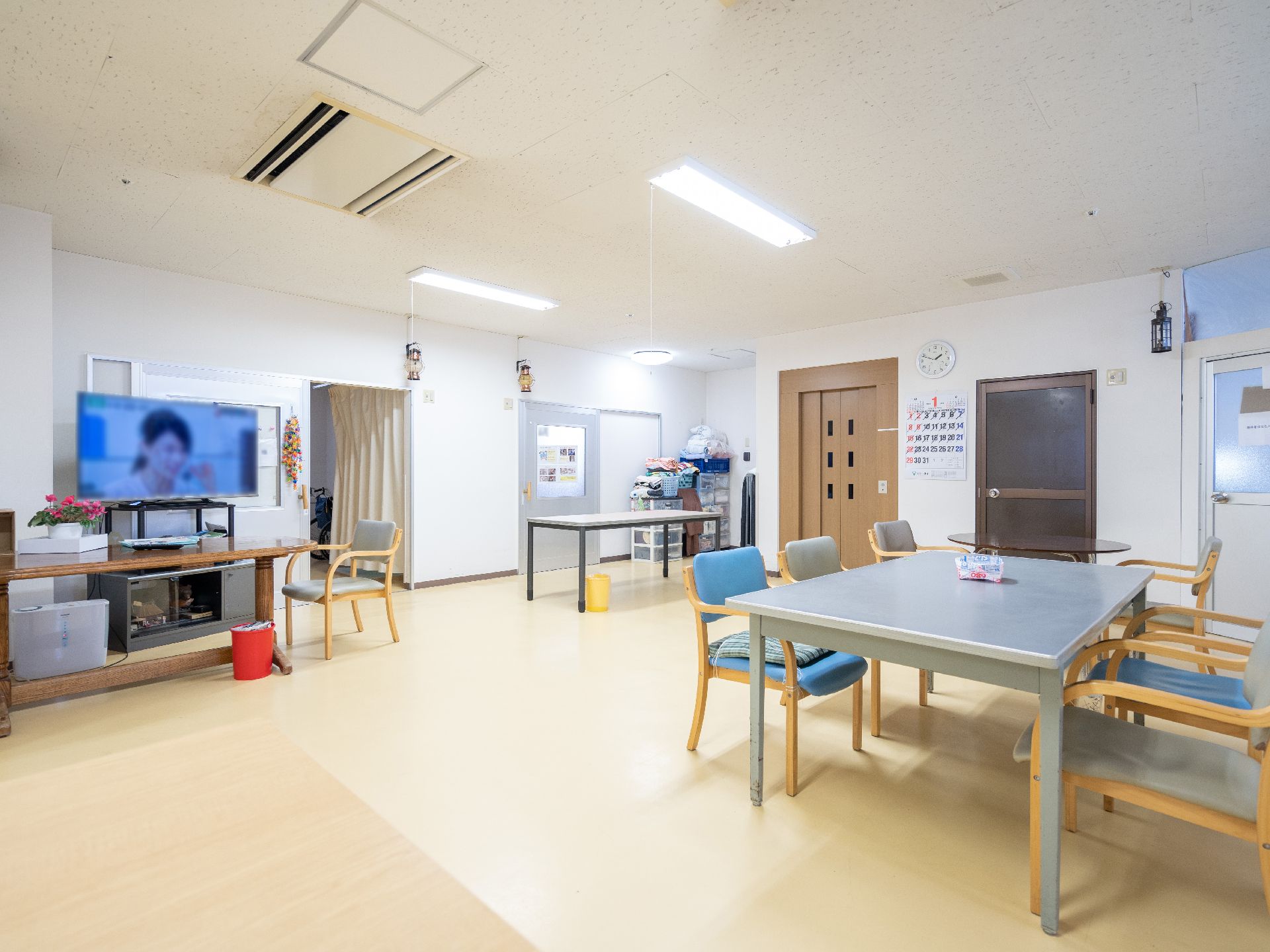 テレビやテーブルセットが配置された共有スペース
