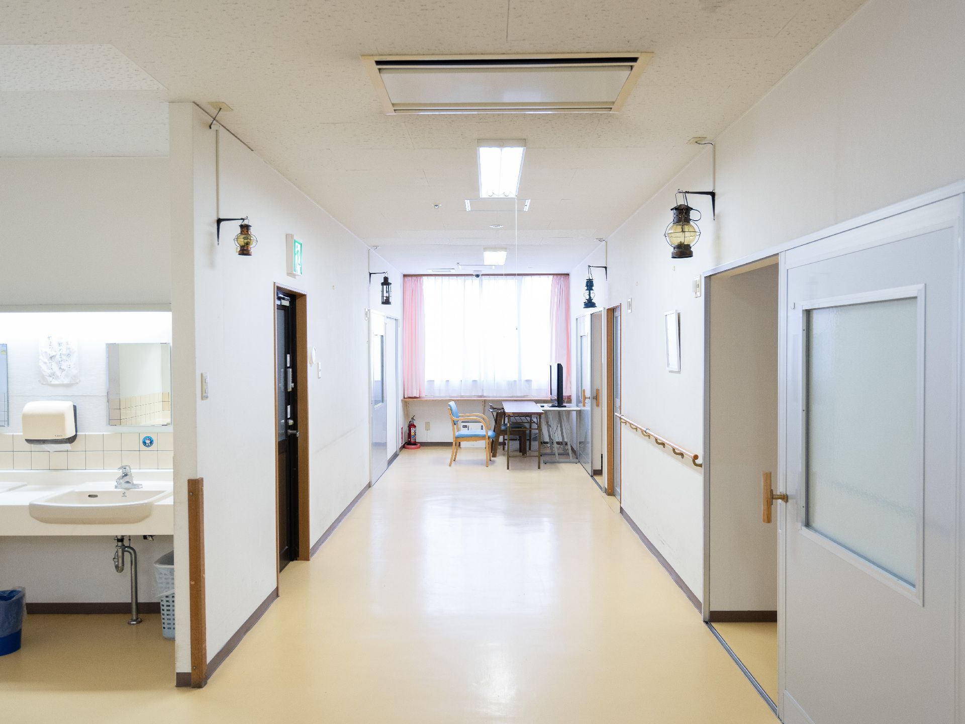 天井にランタンが設置された廊下