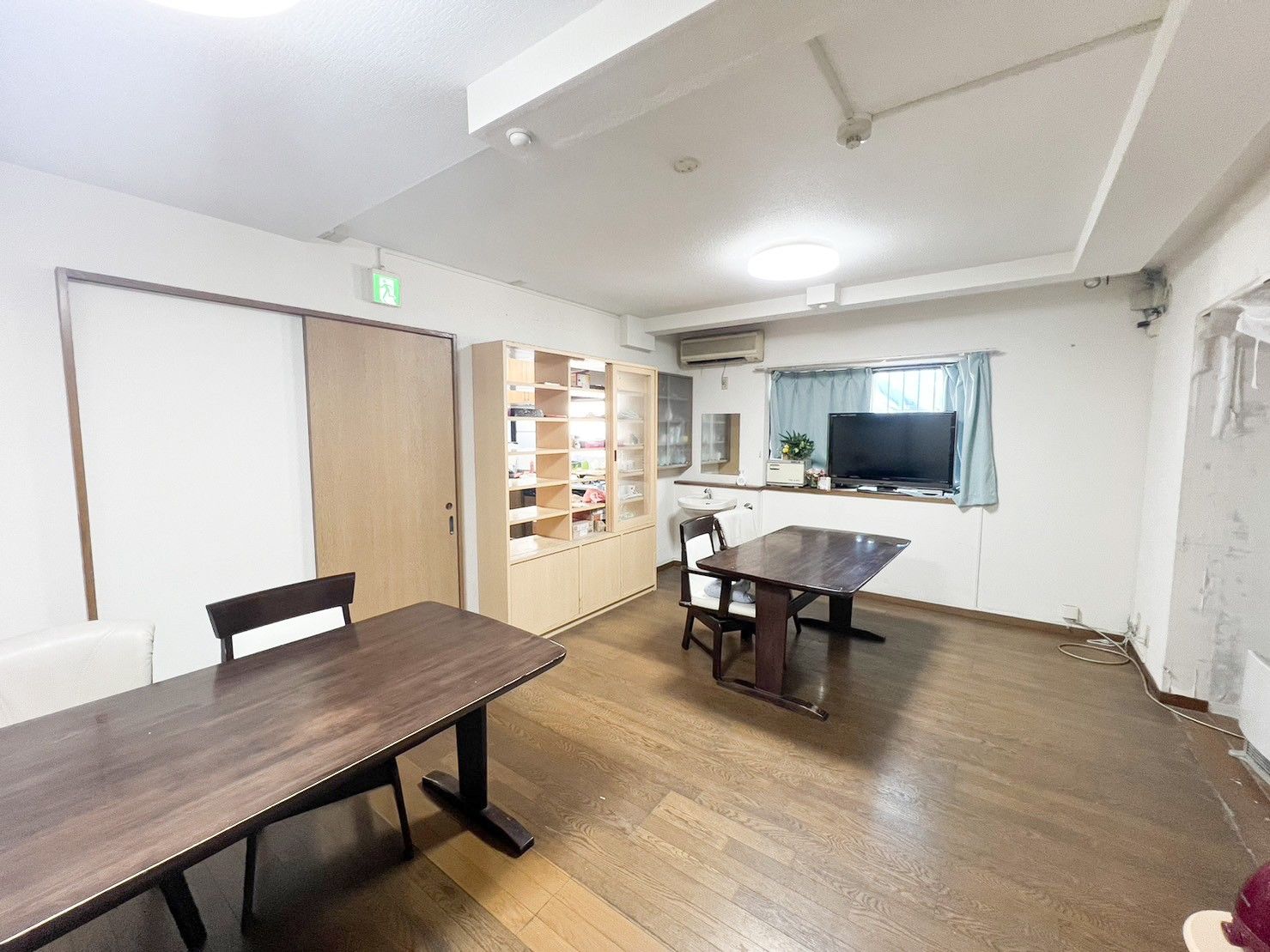 外観と看板のある建物