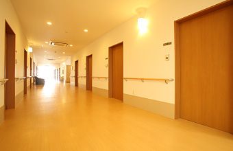 壁には腰の高さに手すりが設置されている廊下