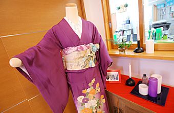 着物や和に関する数々の調度品が飾られている食堂