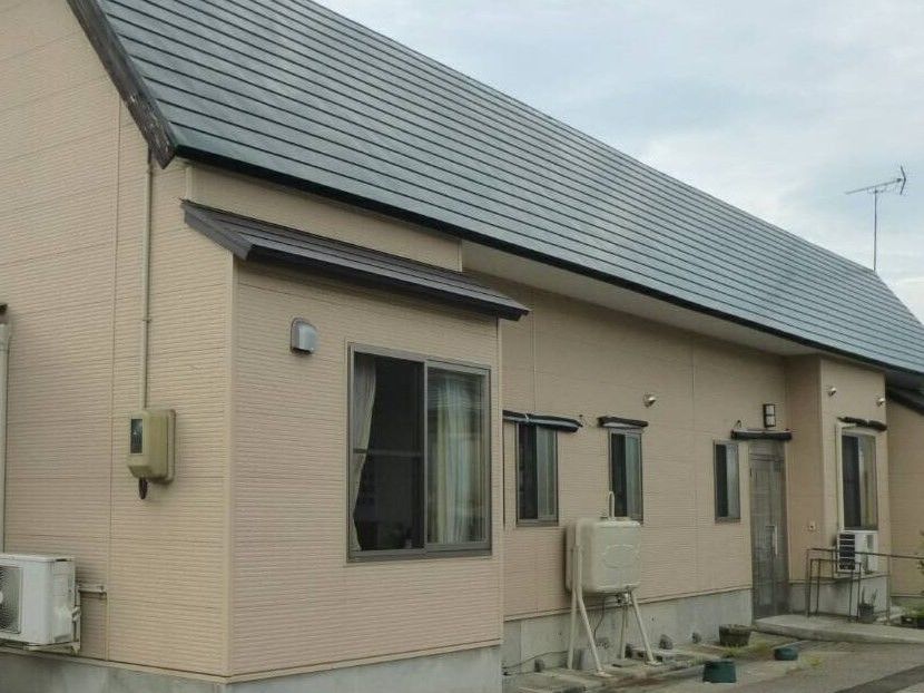 一軒家に近い外観の建物。小さな家を外から写した様子