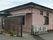 温かな色合いの外観の家。平屋建てに近い設計の建物の写真