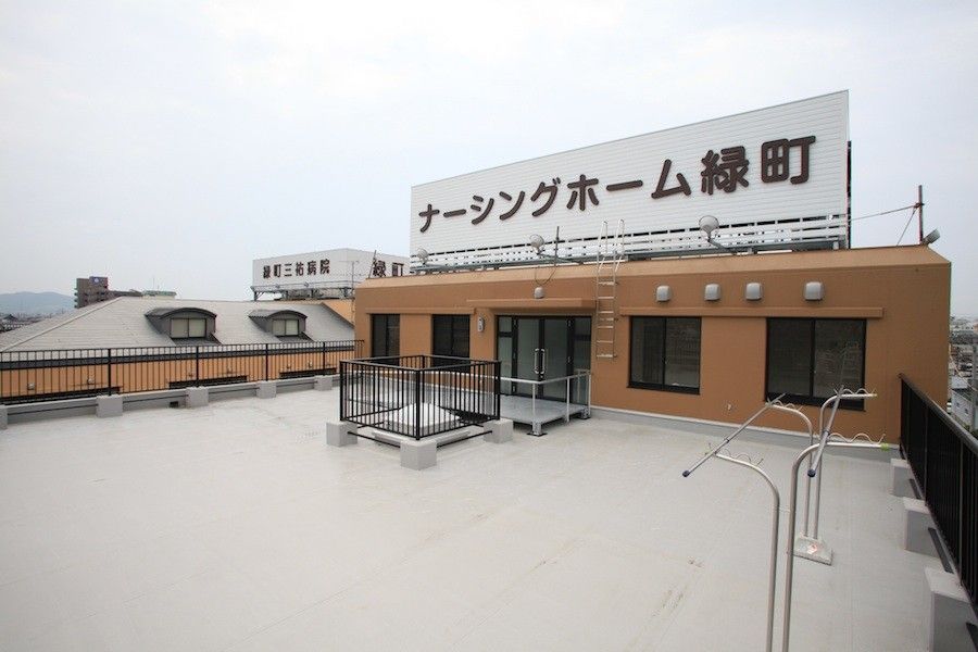 屋上テラスのある建物