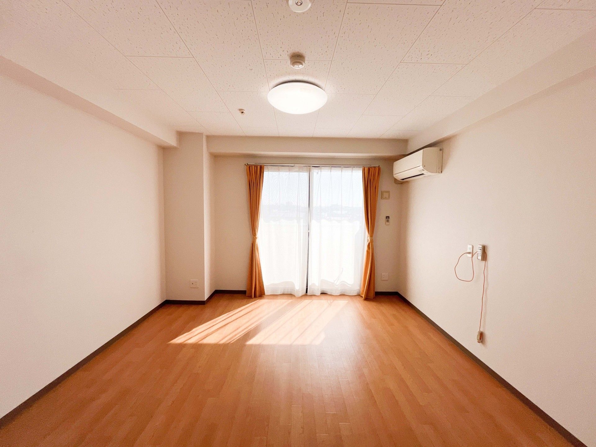 日差しが差し込む居室